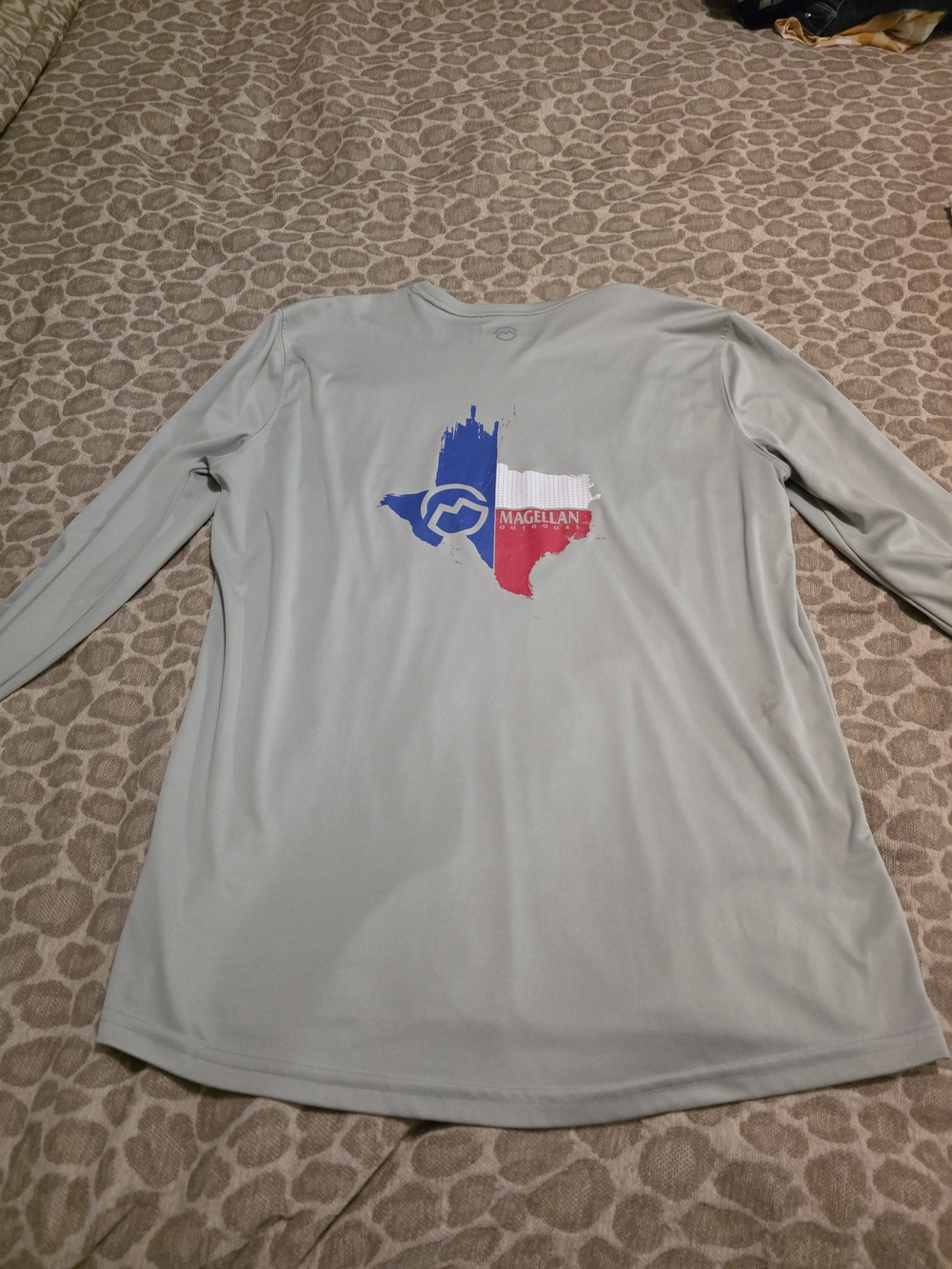 Magellan Outdoors Women’s Light Gray Texas Graphic Long-Sleeve Shirt